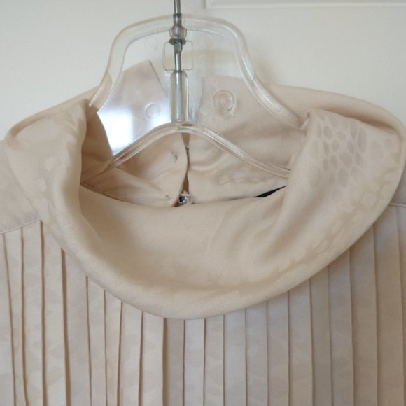 Tahari size XS cream sleeveless top - Picture 4 of 9